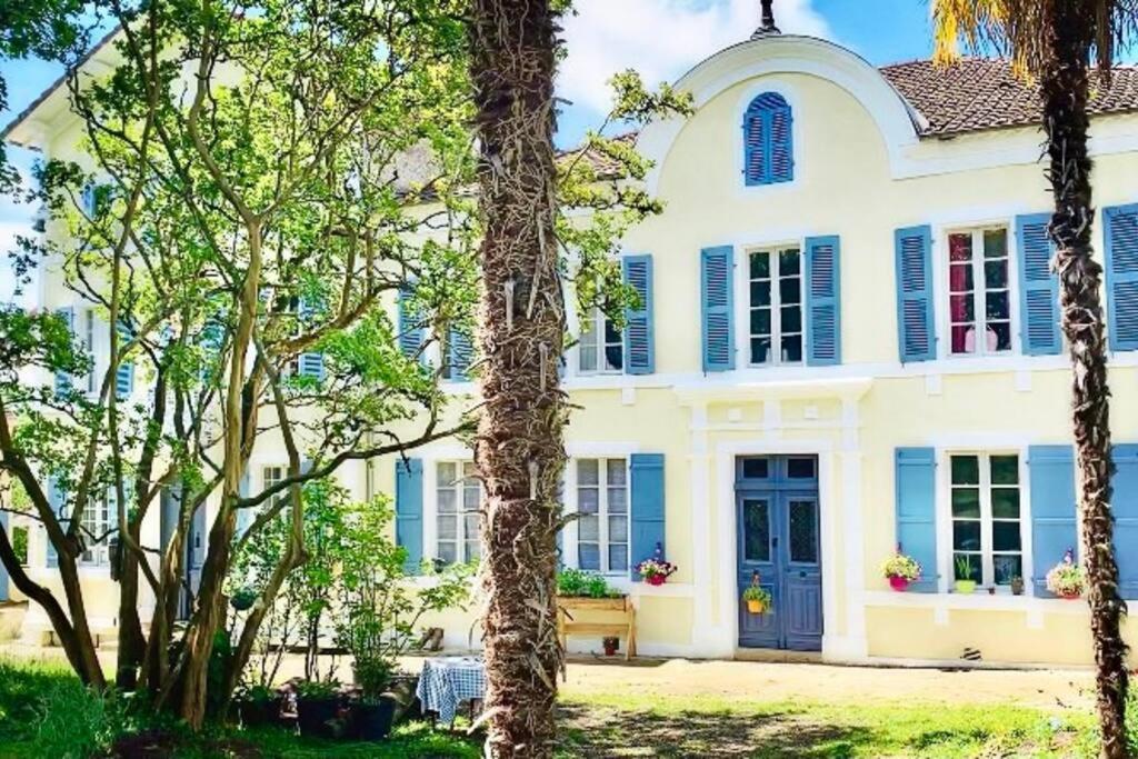 La Roulotte Du Chateau De Framboise Dumes Esterno foto