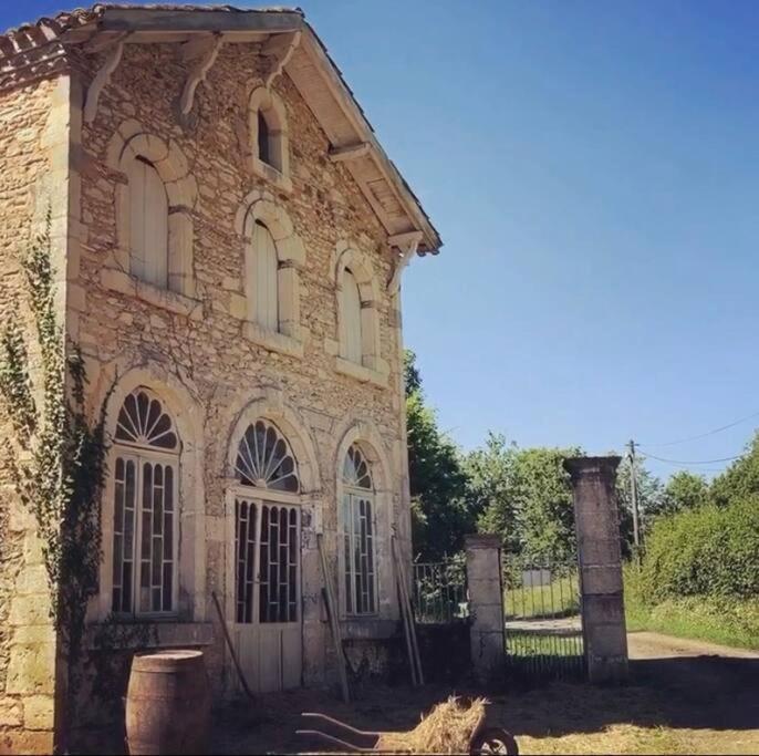 La Roulotte Du Chateau De Framboise Dumes Esterno foto